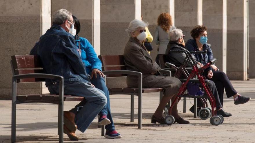 Persones grans assegudes en bancs a Logronyo (La Rioja), el segon dia de confinament perimetral |