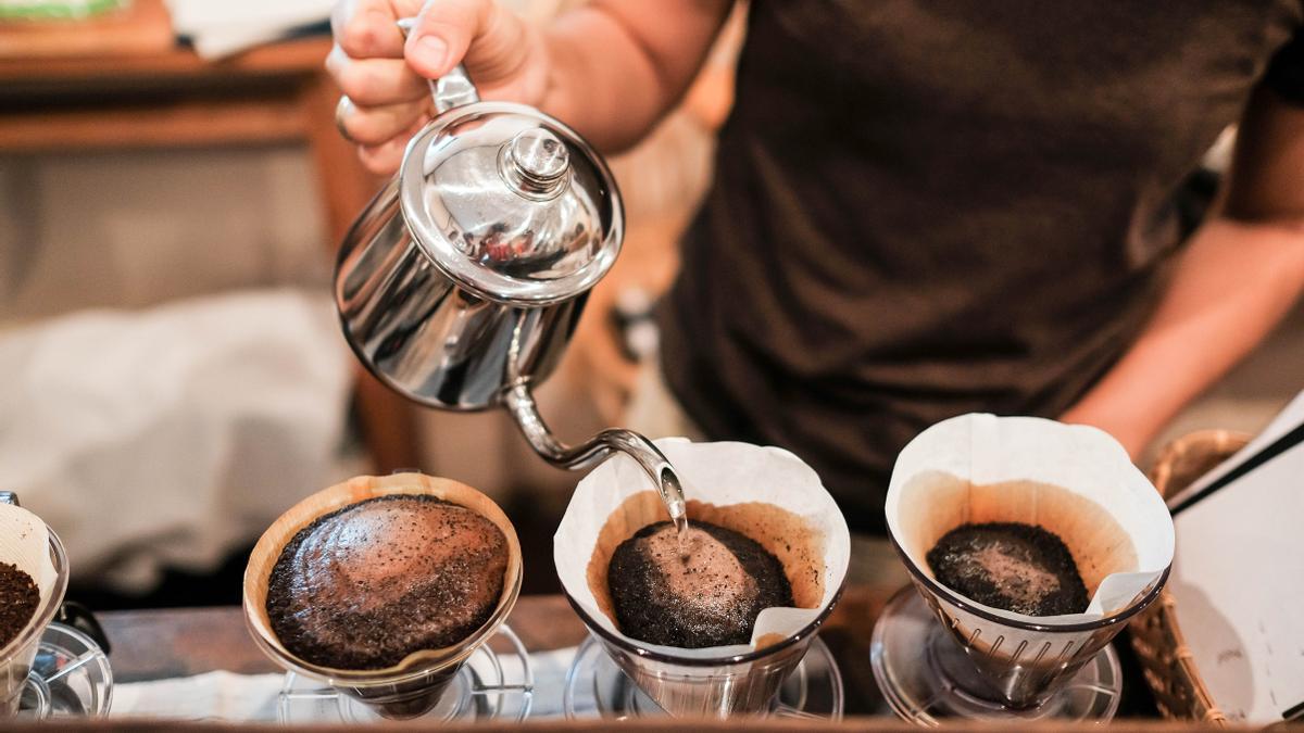 Un joven hace café.