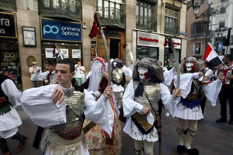 El Eifolk llena el centro de Zaragoza de música y danzas