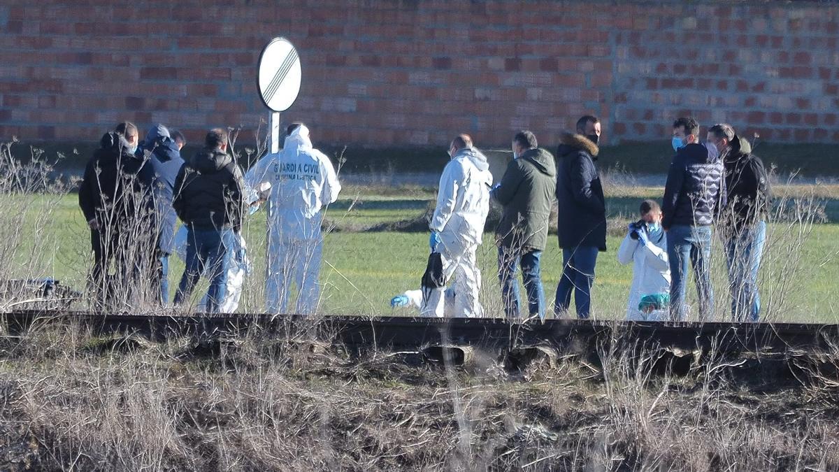 Agentes durante el levantamiento del cadáver de Esther López.