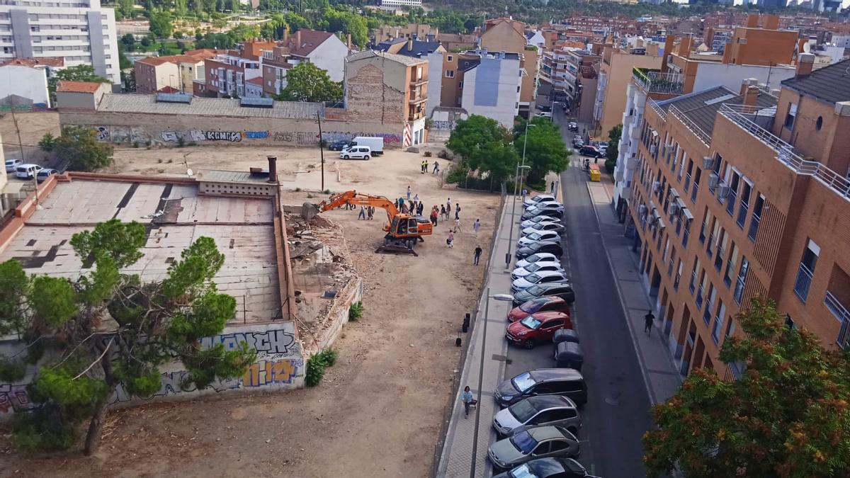 Una comitiva del Ayuntamiento de Madrid visita el edificio okupado de Tetuán, acompañada de la prensa y de una excavadora. 