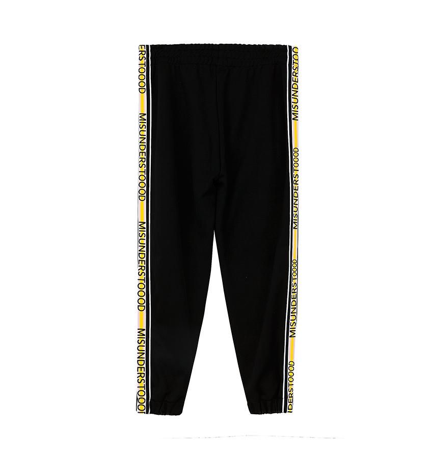 Pantalones de Fedex x Bershka, con mensajes laterales