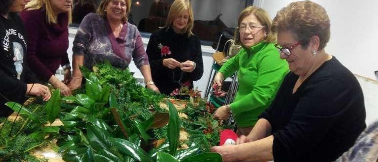 Las mujeres adornan la Navidad en Candás