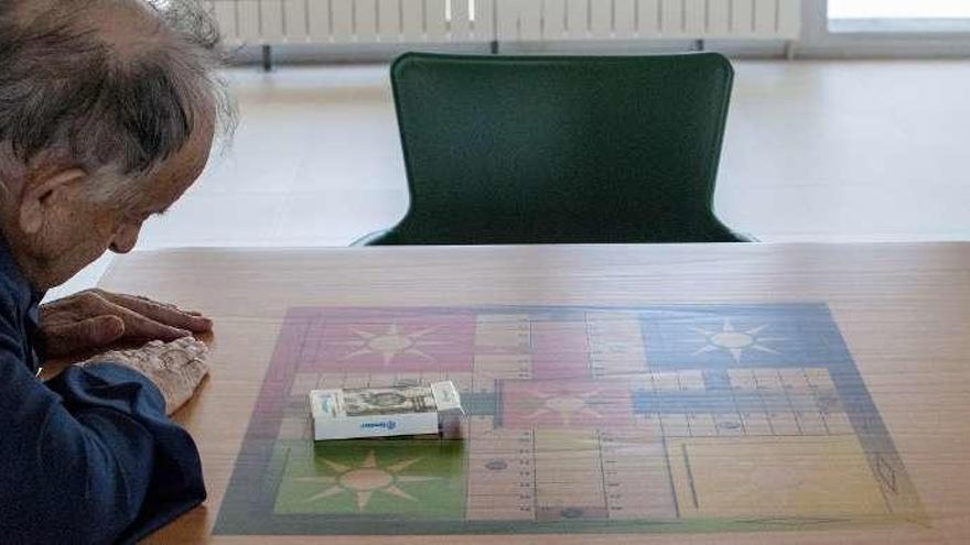 Un ourensano en un geriátrico, solo en una mesa de juegos. // Brais Lorenzo