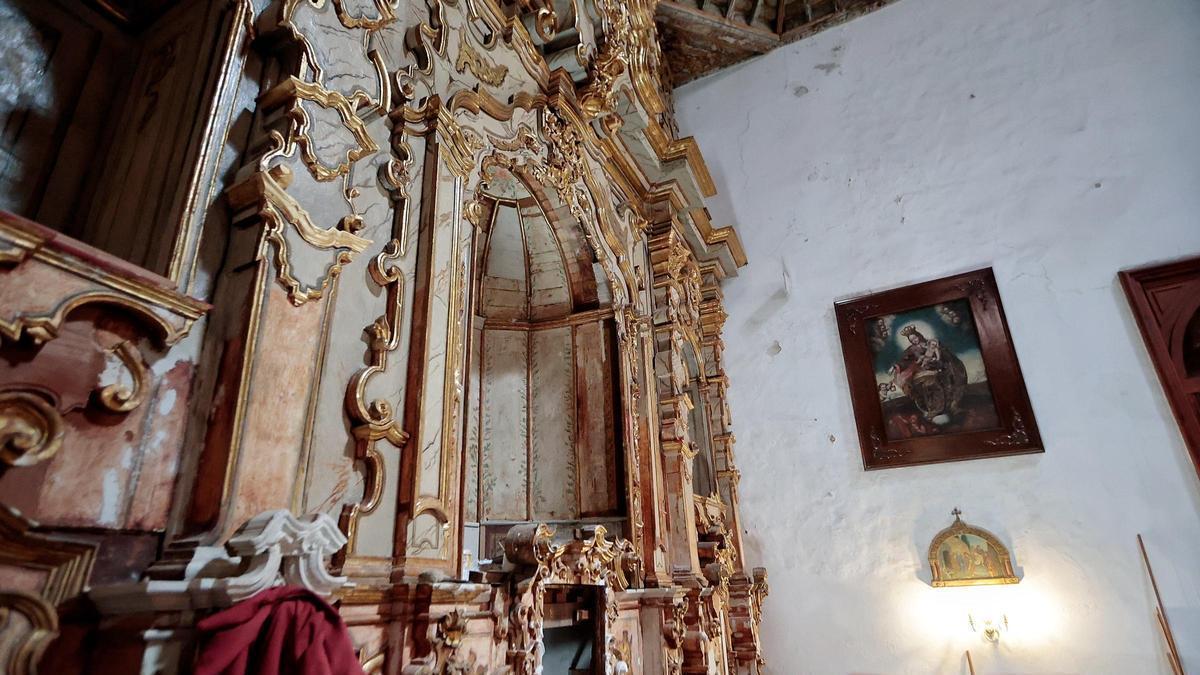 El restablo, de autor anónimo y fechado en el siglo XVIII, inmerso aún en su restauración.