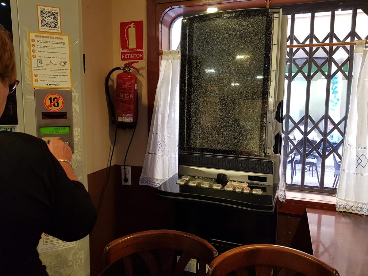 Estado en que quedó la otra tragaperras abandonada en la calle.
