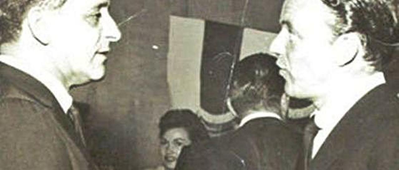 Una imagen del mafioso Sam Giancana y Frank Sinatra durante los años cuarenta. Giancana fue uno de los máximos responsables del éxito del cantante norteamericano.