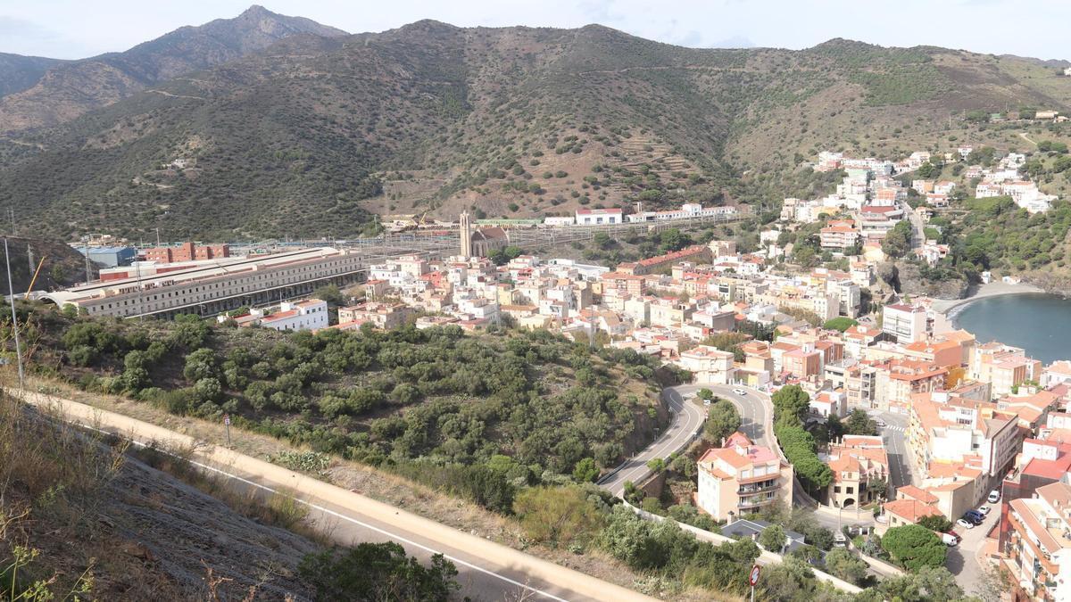 El poble de Portbou vist des d'un dels accessos del municipi.