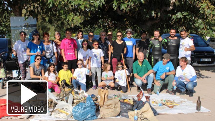 Els voluntaris amb la brossa recollida a Grifeu.