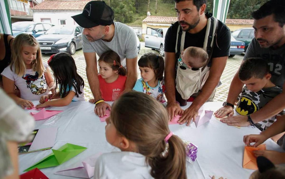 Participantes en el taller de papiroflexia, en el aula de interpretación de Zeluán y Llodero.