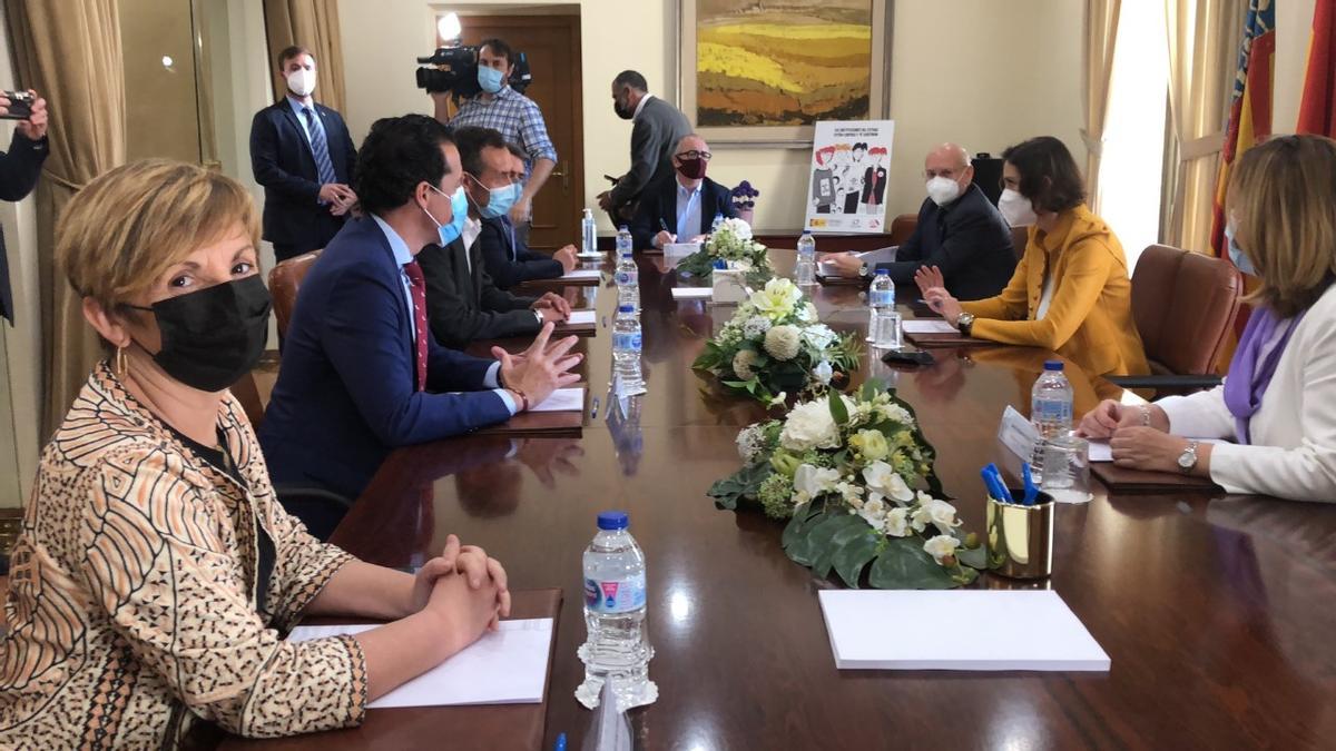 Representantes de la patrona y de los ayuntamientos de Elche y Elda, durante la reunión con la ministra Reyes Maroto