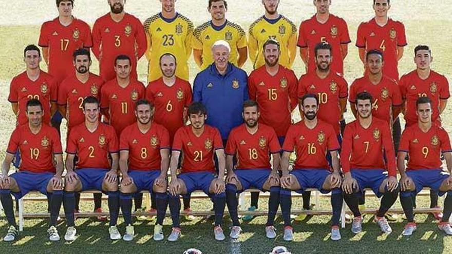 La selección española posó ayer para la foto oficial de esta Eurocopa. // Efe