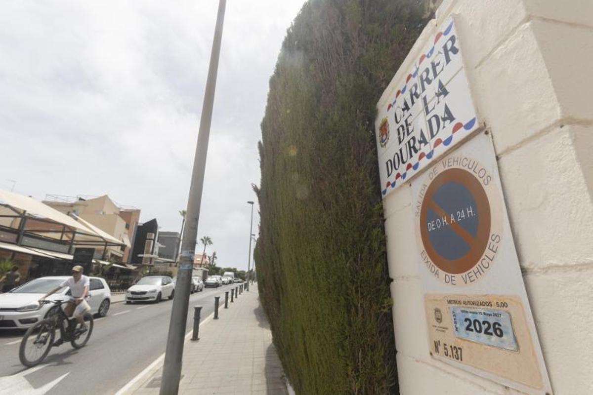 Más de cien placas de calles en Alicante con errores en el nombre