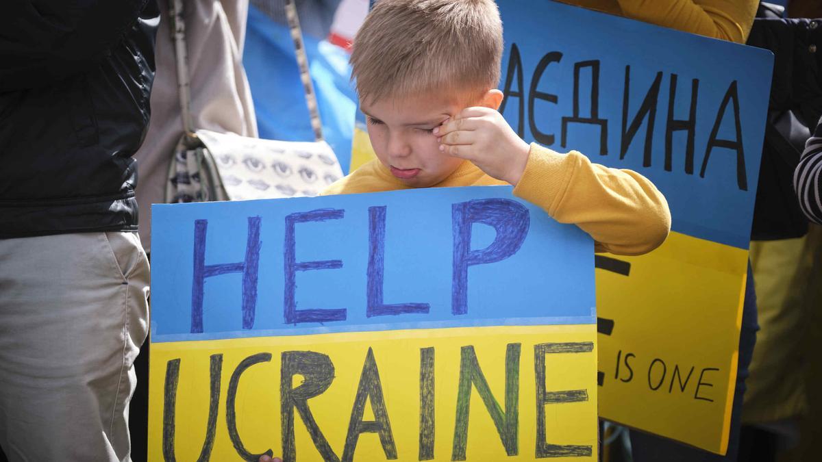 Un niño sostiene una pancarta durante la concentración en Tenerife contra la guerra en Ucrania.