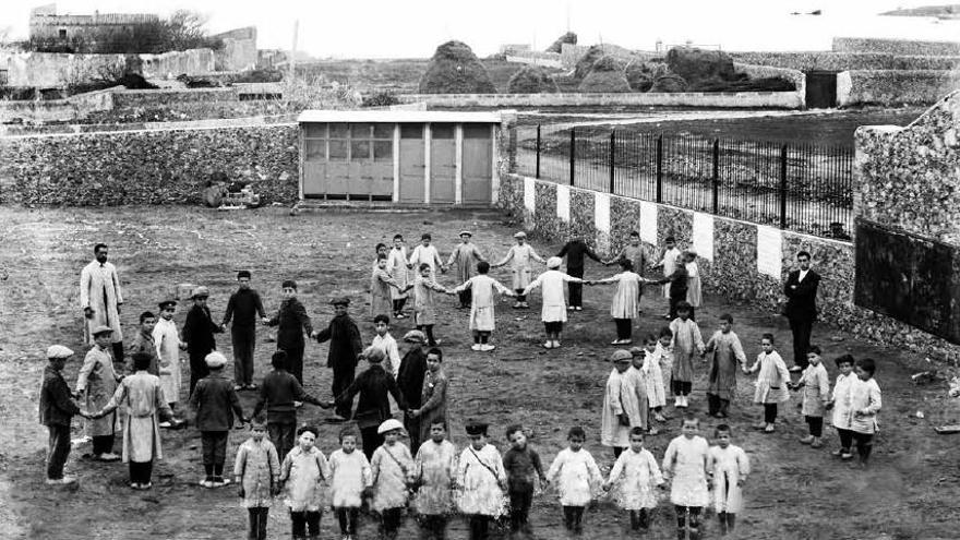 El pati de l&#039;escola Ave Maria amb alumnes i personal, el 1915.