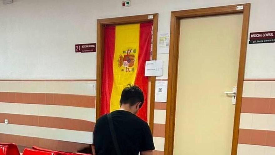 Una bandera de España en la puerta de una consulta desata la polémica en Alhama: piden sancionar al médico