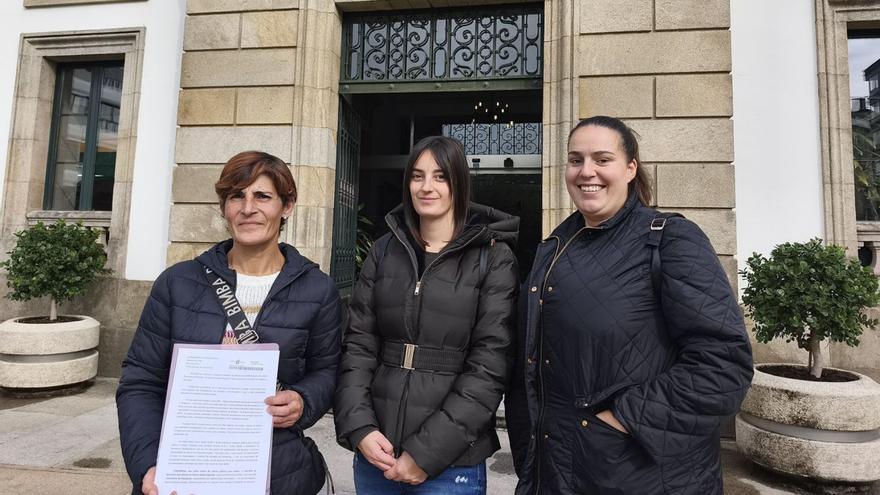 Representantes de la ANPA de Rubiáns, ayer tras presentar el escrito a la Valedora. |  FdV