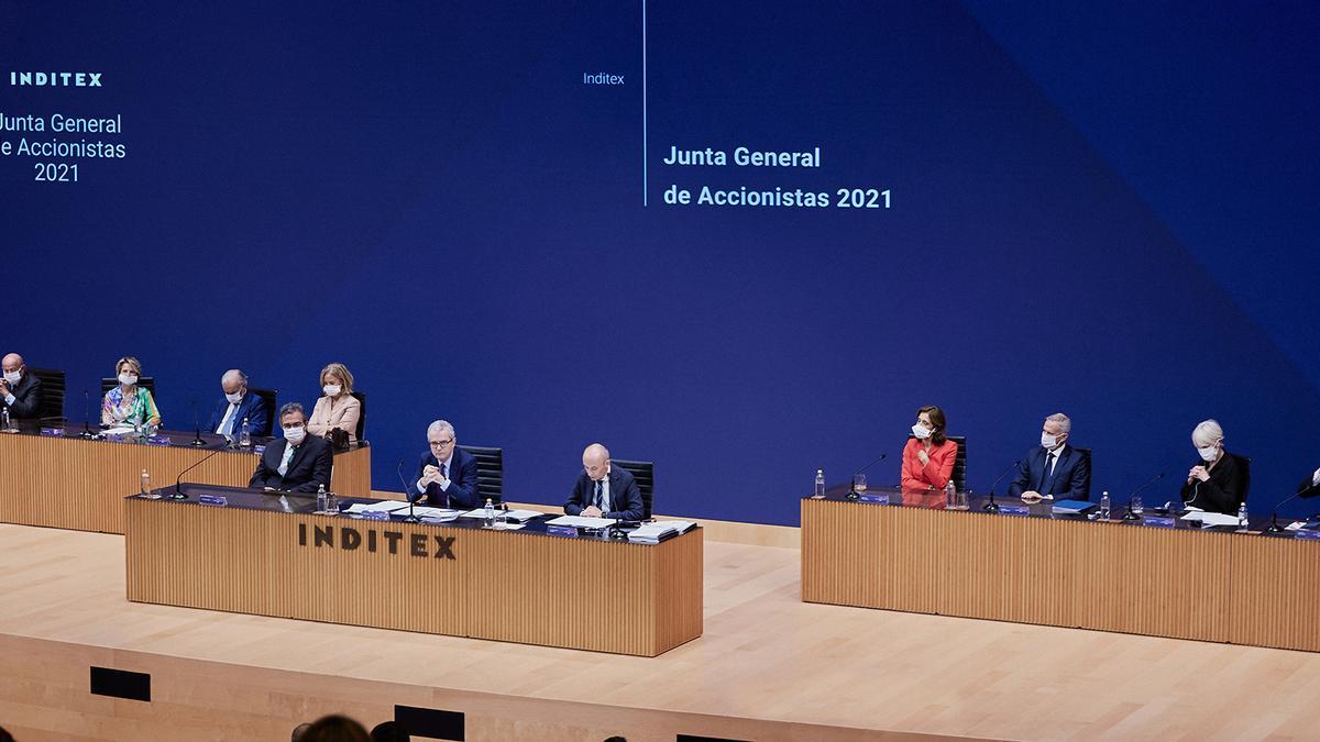 Los consejeros de Inditex durante la junta de accionistas de ayer. // Inditex