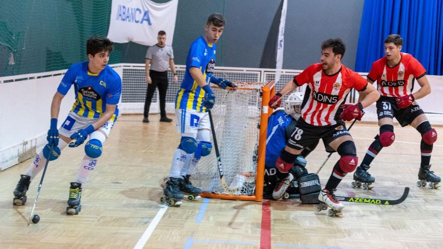 Hugo Mareque conduce la bola en el partido contra el Sant Feliu en Elviña.