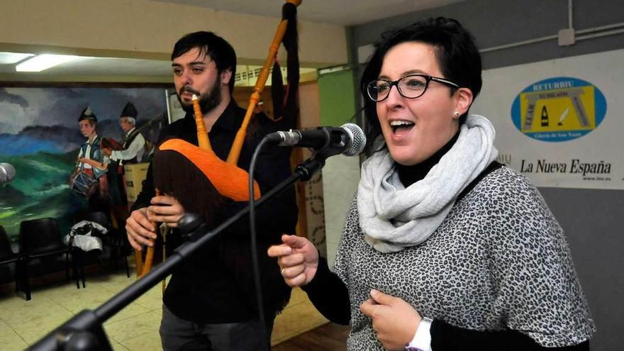 Liliana Castañón y Pablo Carrera, durante su actuación.