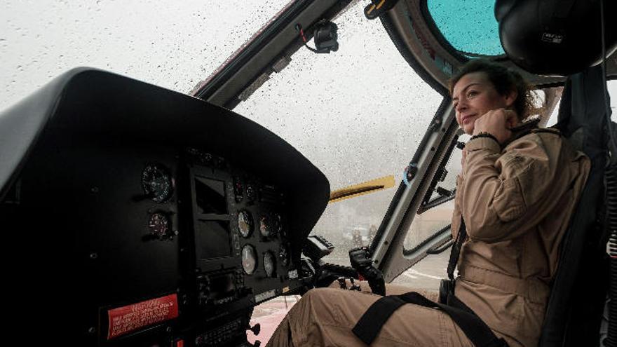 La niña que soñaba con pilotar cazas y ahora aplasta al fuego