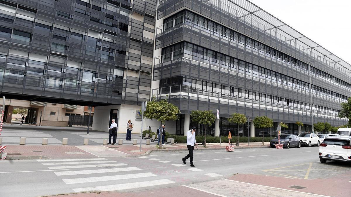 Usuarios por la calle en las inmediaciones de la sede de la Agencia Estatal de Administración Tributaria (AEAT) de Murcia, esta semana.