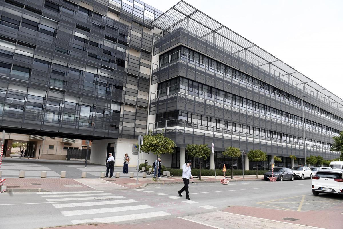 Usuarios por la calle en las inmediaciones de la sede de la Agencia Estatal de Administración Tributaria (AEAT) de Murcia, esta semana.