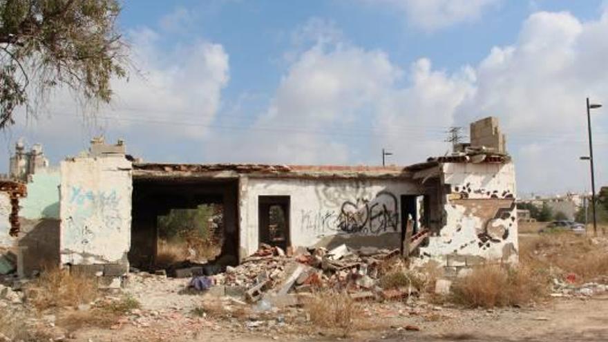 San Vicente ordena derribar una vivienda abandonada en el acceso de la Ronda Oeste