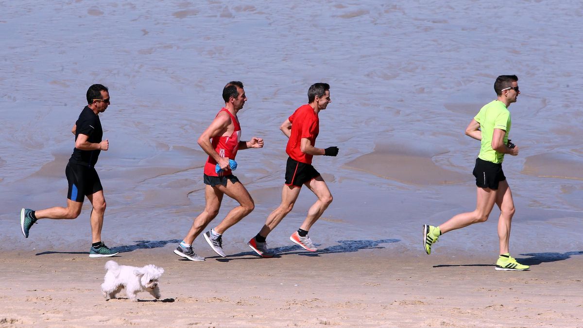 Hombres haciendo ejercicio en la playa.
