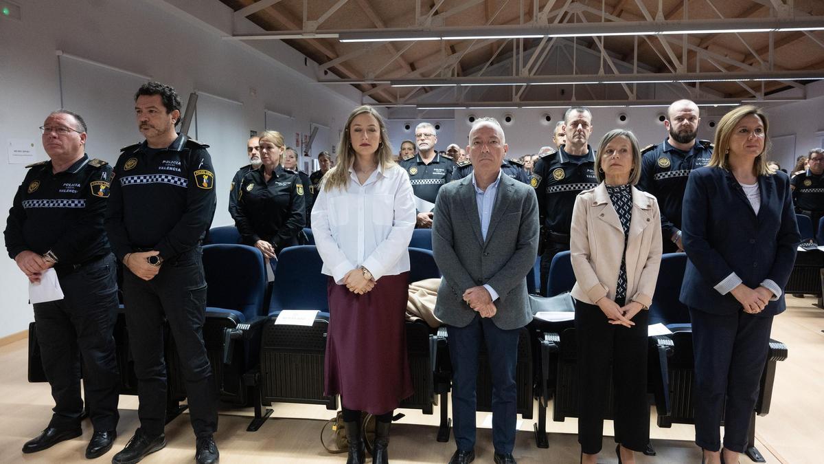 Ángel Albendín, segundo por la izquierda, en un acto de la Policía Local de València.