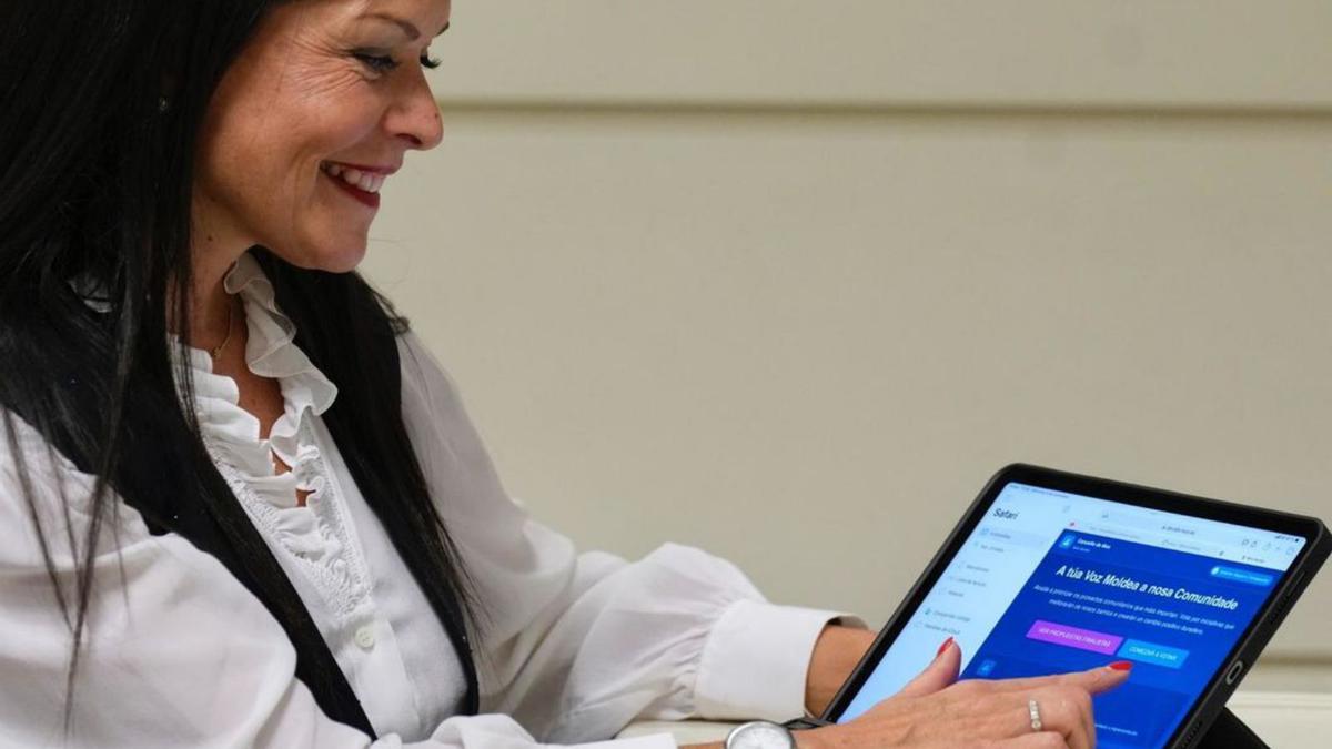 La alcaldesa, Nidia Arévalo, votando a través de la web municipal.