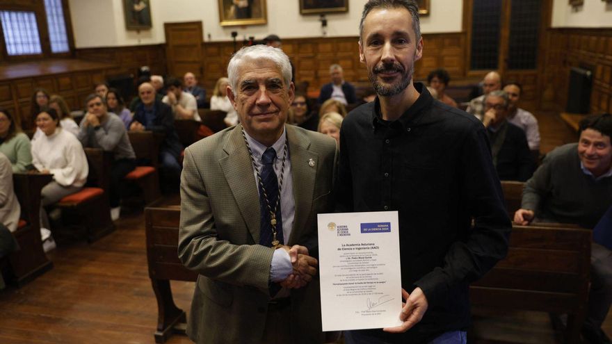 Mario Díaz entrega el galardón a Pedro Moral Quirós, ayer, en el aula magna del edificio histórico de la Universidad de Oviedo.