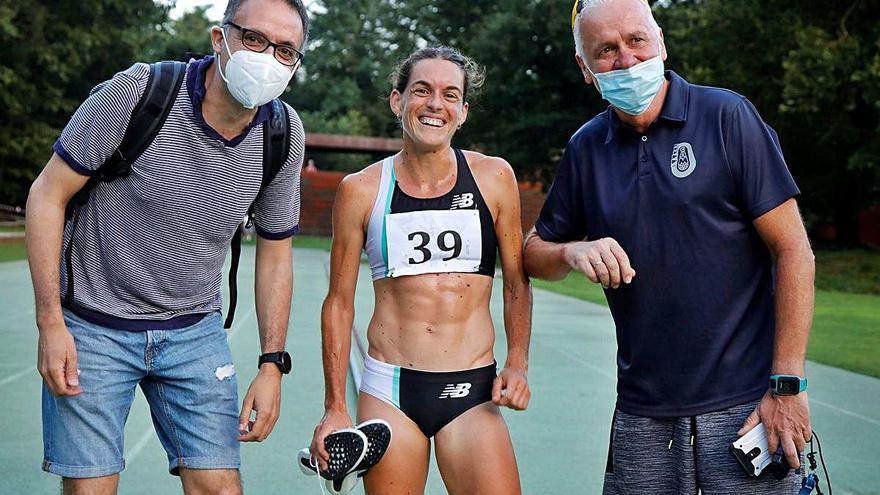 Guerrero, amb Víctor López (preparador físic) i Joan Lleonart (entrenador), a les pistes d&#039;atletisme d&#039;Olot.