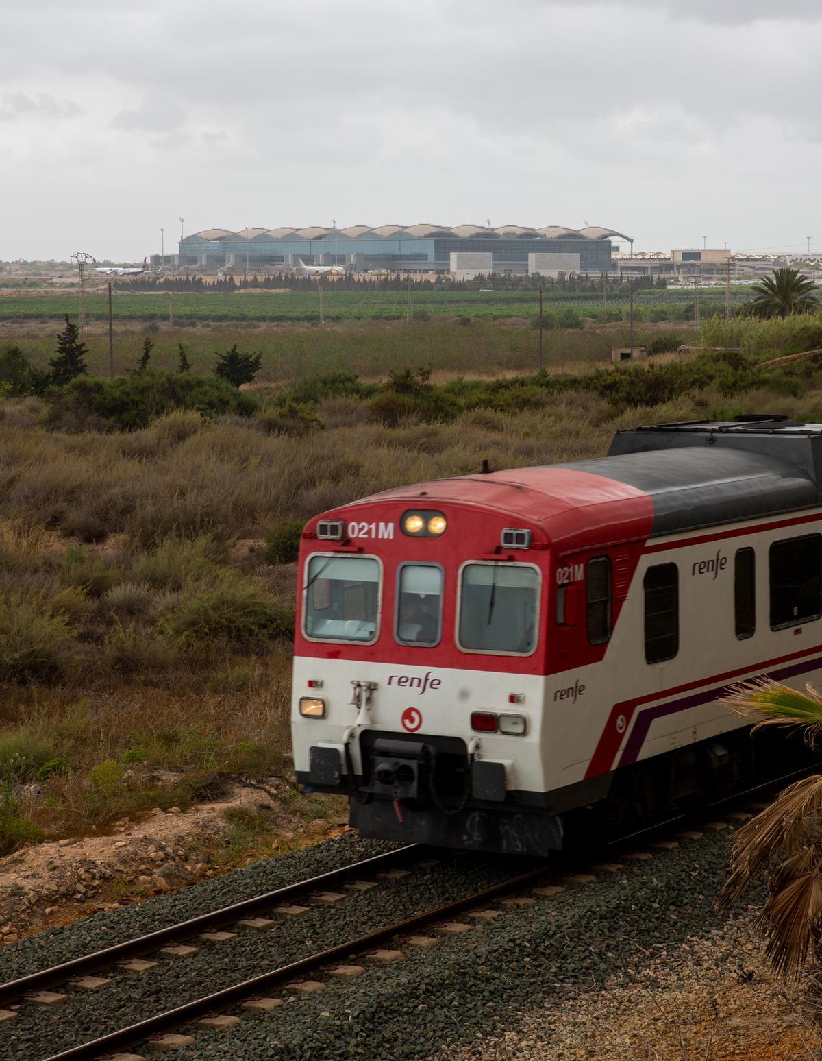 Un tren de cercanías, a su paso por Aguamarga, en imagen de archivo.