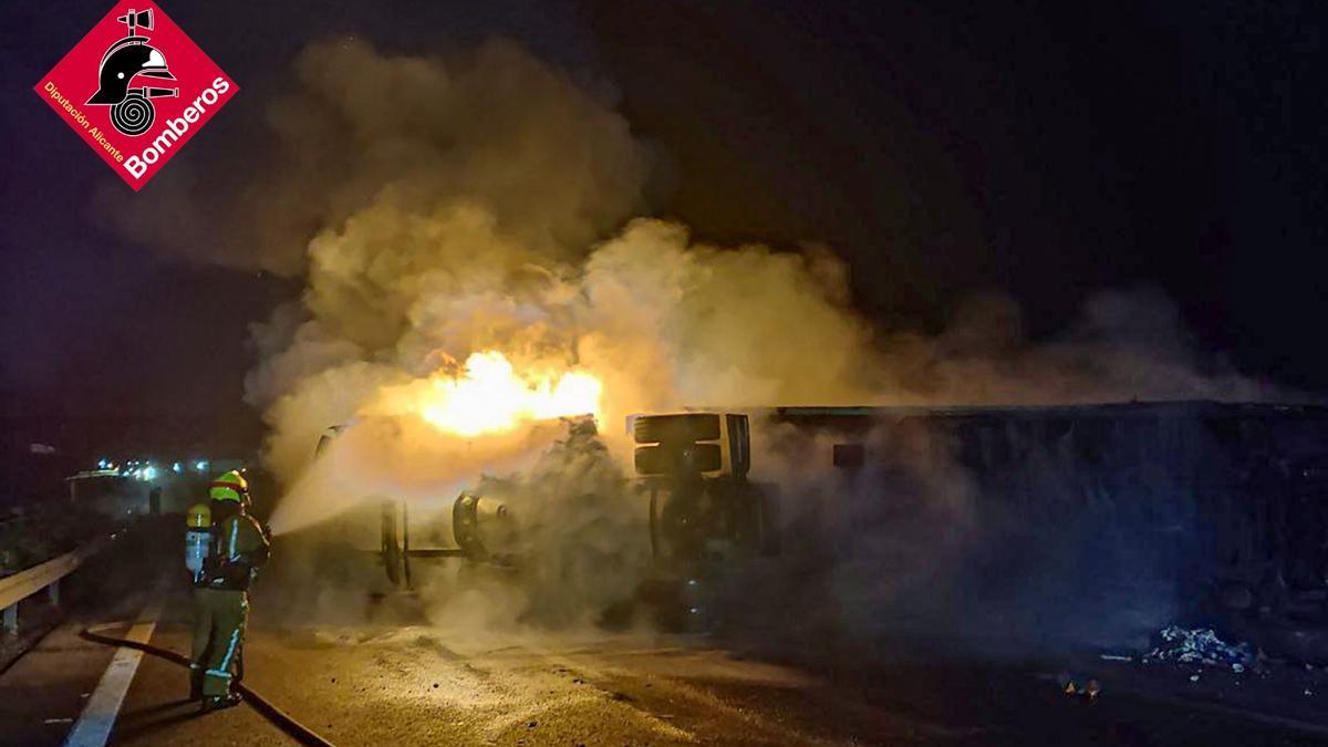 El camión ha bloqueado los dos carriles de la A-31 en dirección Madrid-Alicante tras el vuelco.