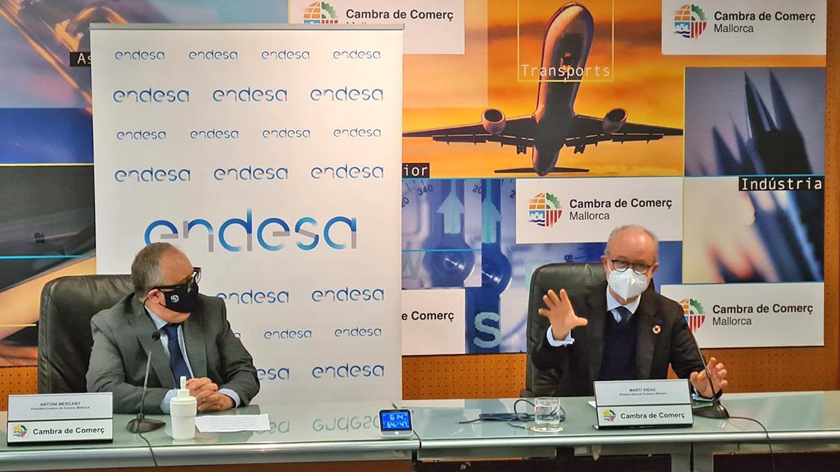 El director general de Endesa en Balears, Martí Ribas junto al presidente de la Cámara de Comercio de Mallorca, Antoni Mercant