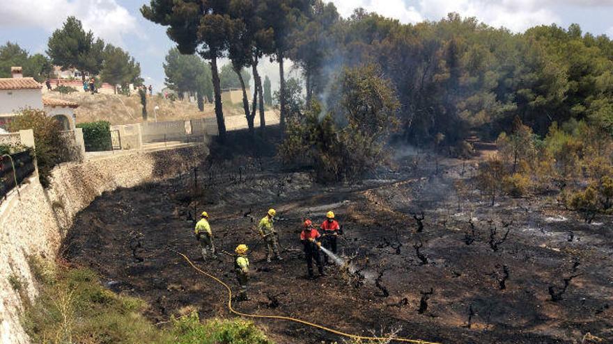 Sofocan un fuego que amenazaba casas en Benitatxell