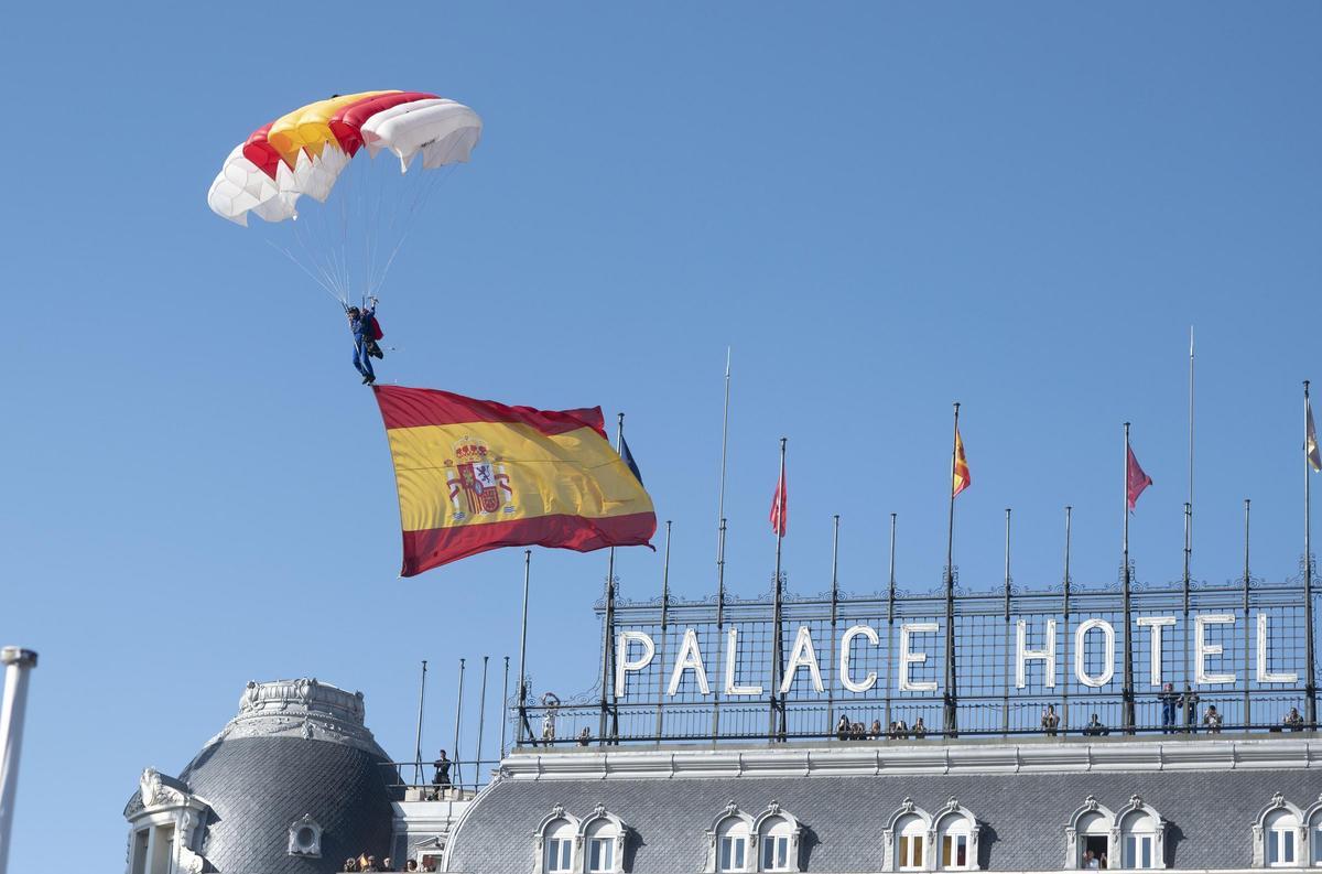 La paracaidista llegando a tierra