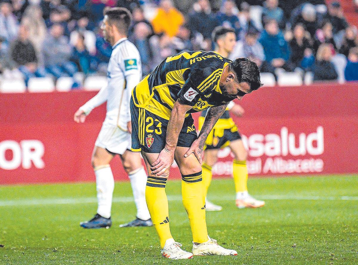 Enrich muestra su decepción en el partido ante el Albacete.