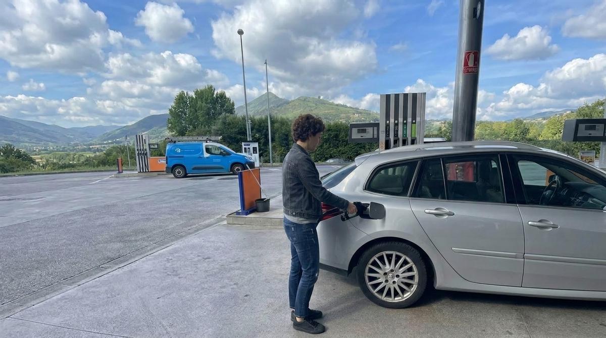 Alicia García, en una gasolinera de Cangas de Onís