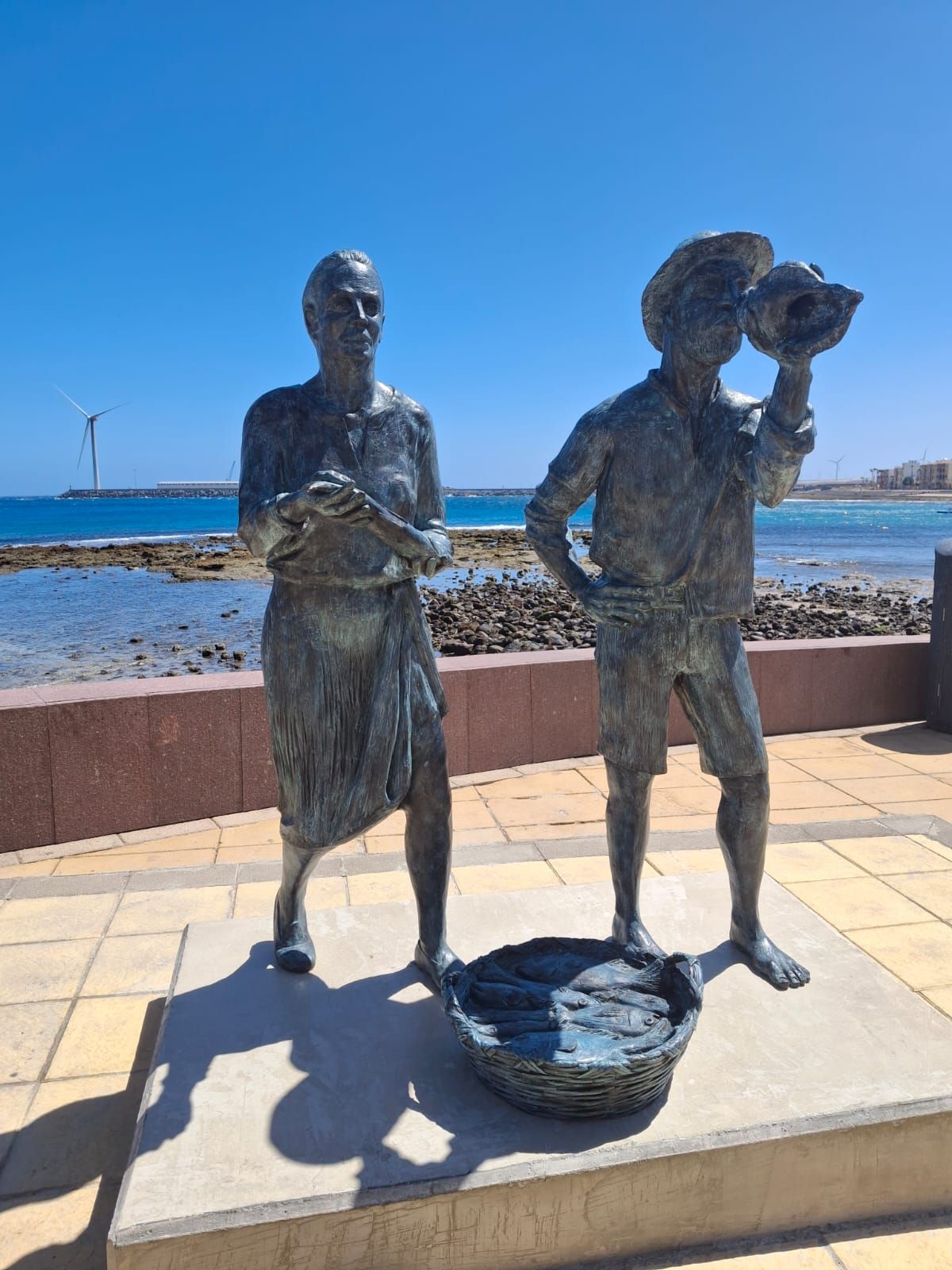 Escultura 'Pescao fresco', del artista local Paco Suárez