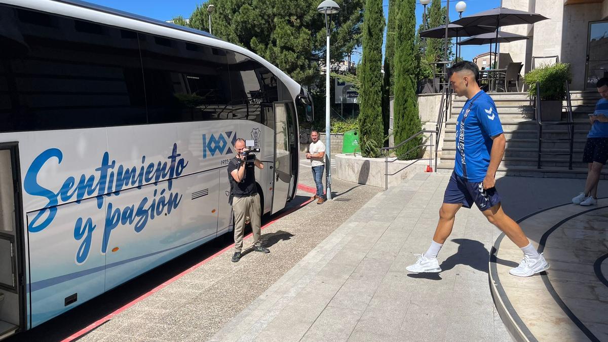 Aficionados del CD Tenerife asisten en Girona al partido de ascenso a Primera.