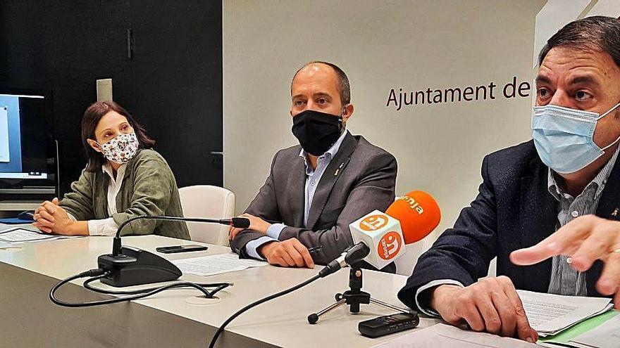 Mariona Homs, Marc Aloy i Valentí Junyent, ahir a la roda de premsa de les noves ordenances fiscals