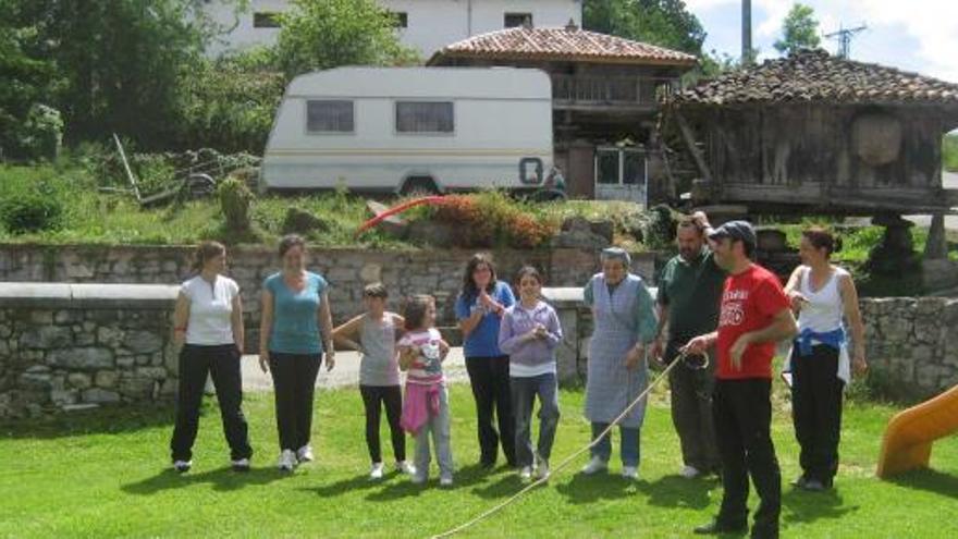 Los ancianos y niños de Belmonte pasan el día juntos en Dolia