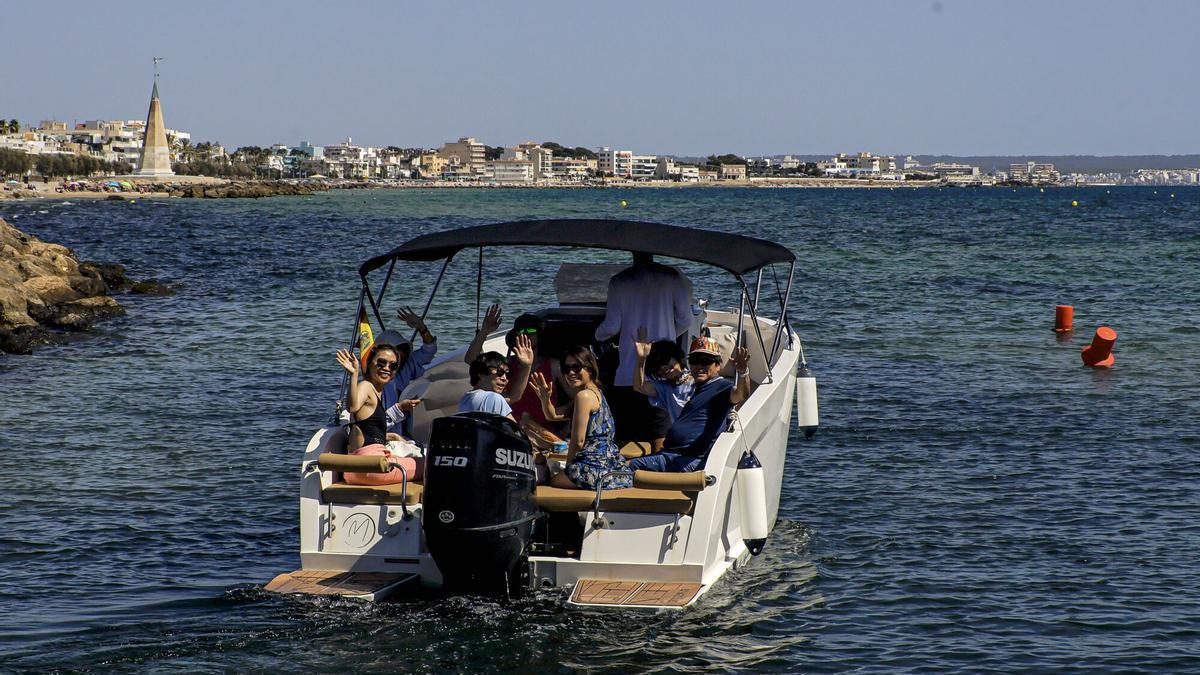 UNOS TURISTAS JAPONESES ALQUILAN UNA EMBARCACION EN EL PUERTO DEL MOLINAR PARA PODER VER EL ECLIPSE