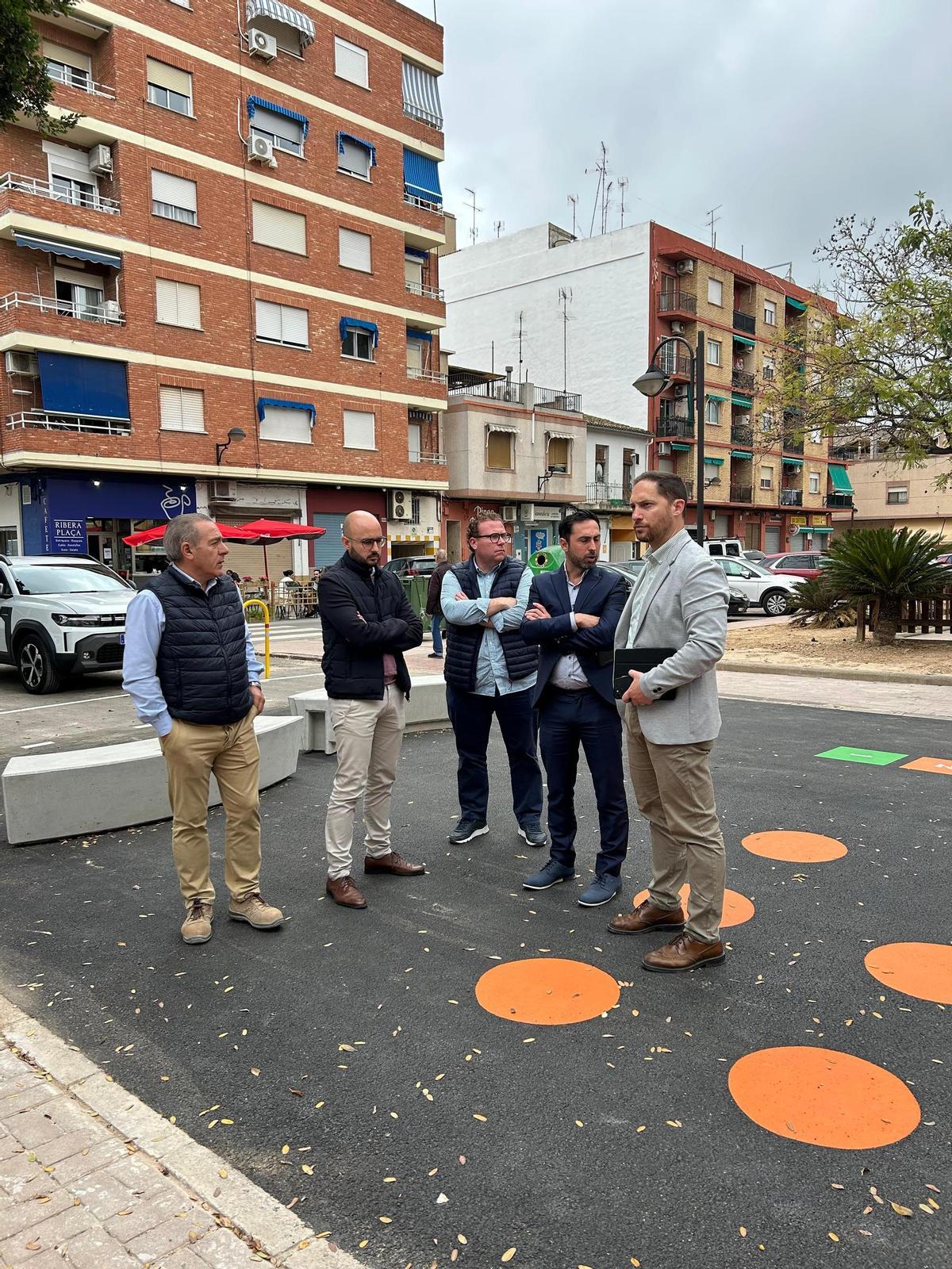 Las autoridades municipales con represetantes de las entidades que han financiado las reparaciones.