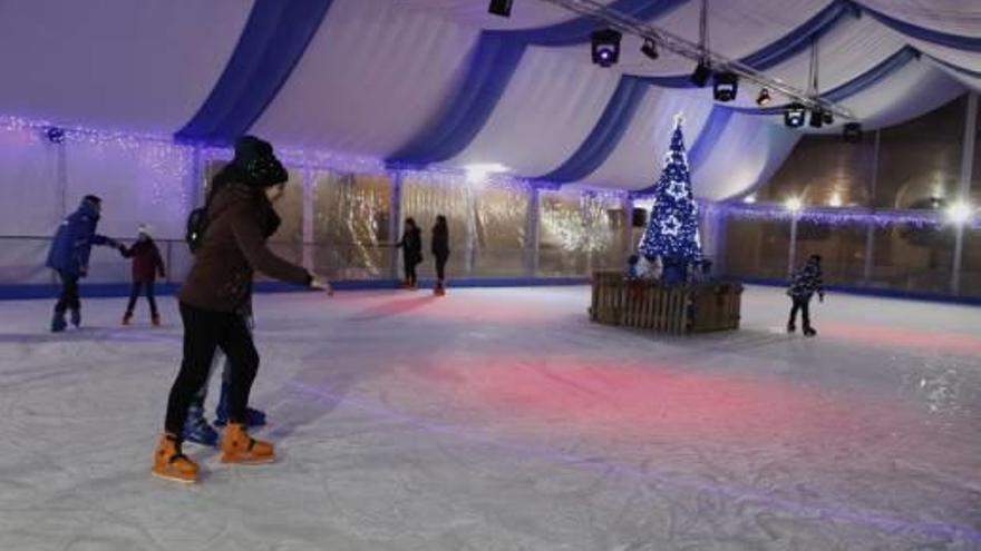 La pista de hielo de la plaza del Ayuntamiento ya está abierta.