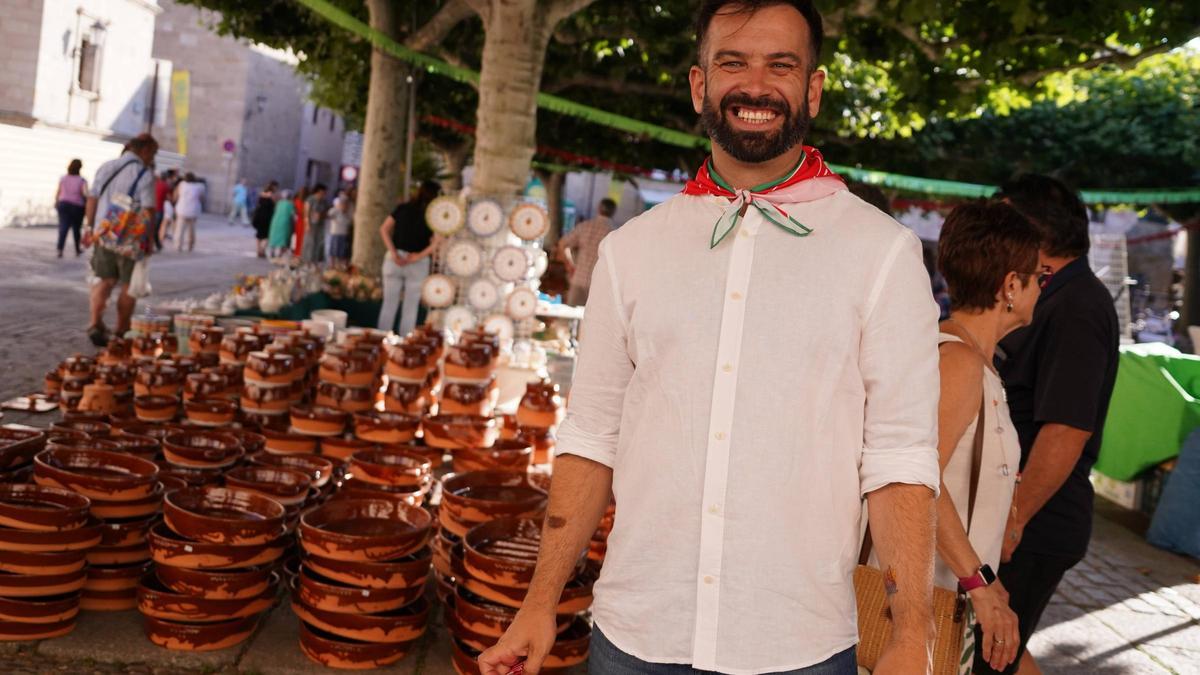 El concejal de Festejos, David Gago, en la Feria de la Cerámica y la Alfarería Popular de Zamora.
