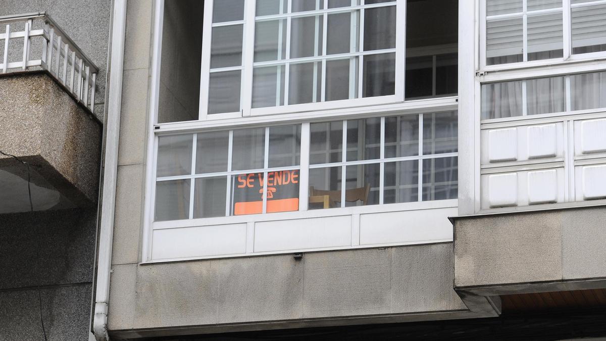 Cartel de 'Se Vende' en la fachada de una vivienda.