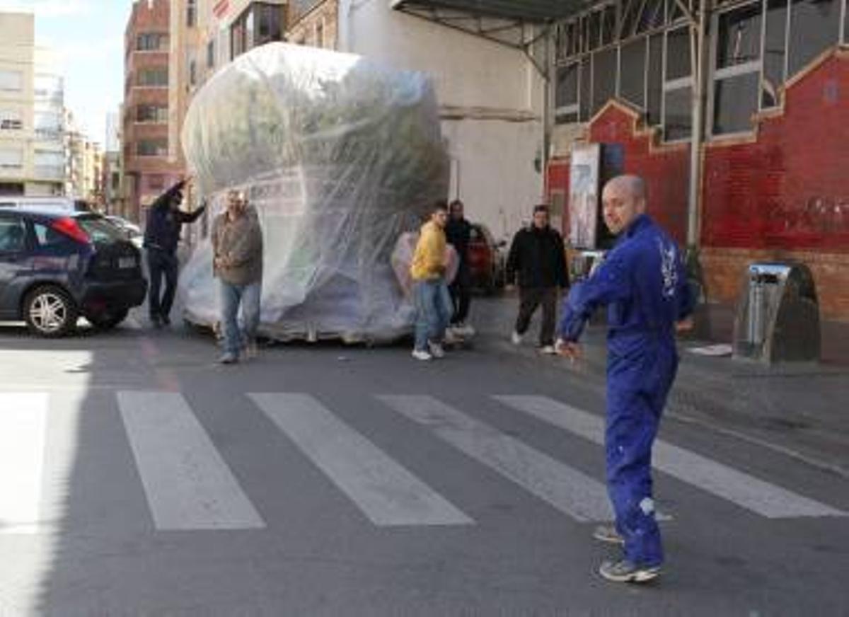 Galería fotos: Las comisiones falleras de Burriana sacan sus monumentos a la calle
